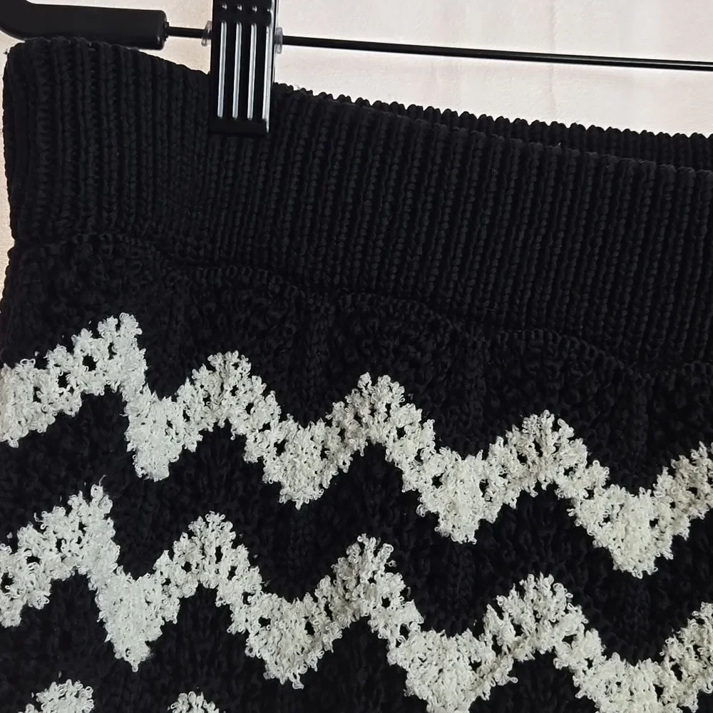 Ava & Viv Black and White Chevron Knit A-Line Skirt